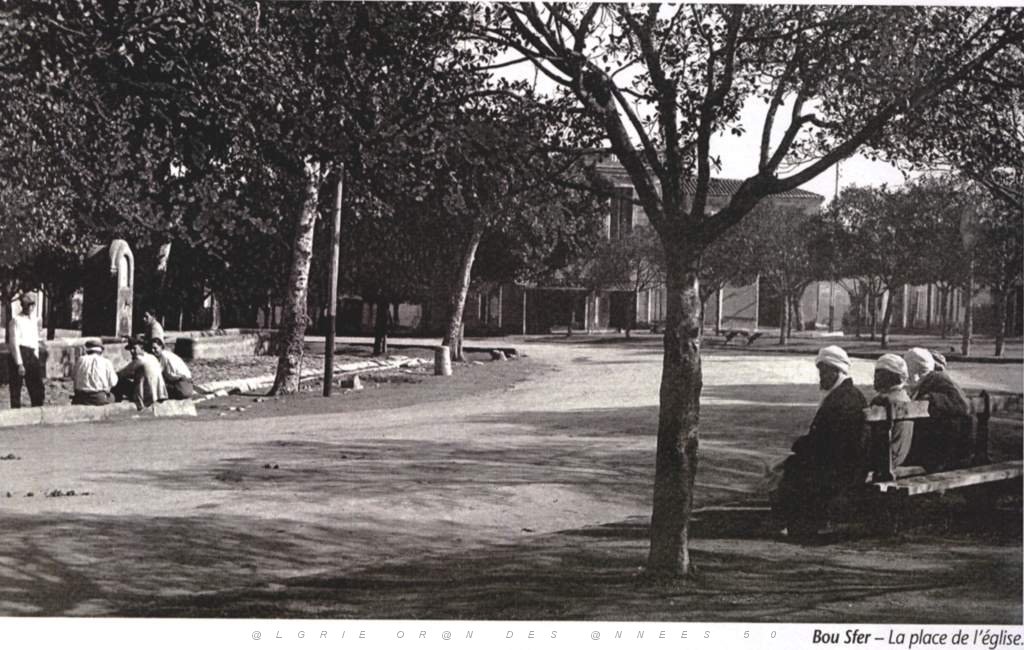 BOUSFER ANNEES 40  L EGLISE ET LA PLACE.JPG